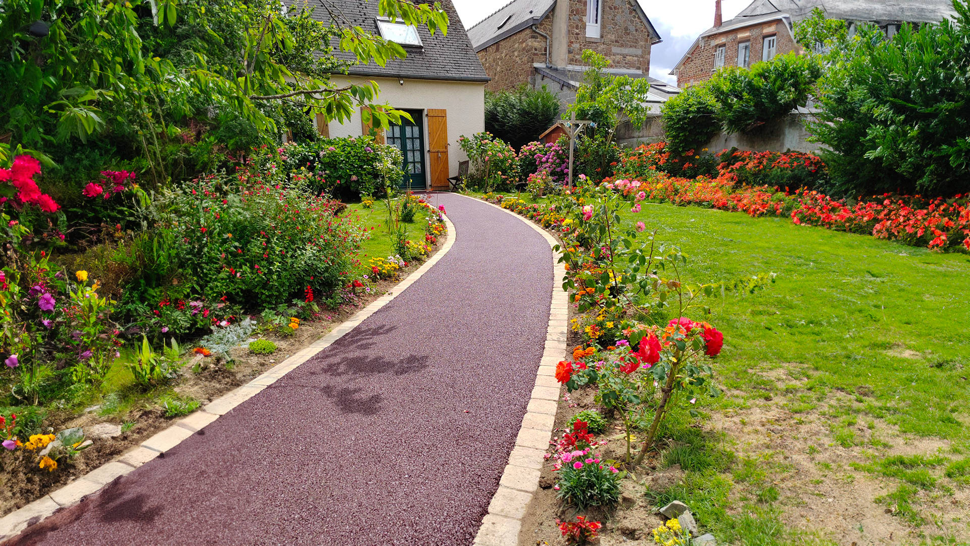 réalisation henry frères travaux aménagement exterieur pavage et enrobé rouge à sens de bretagne