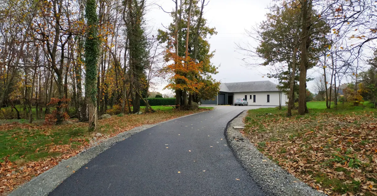 allée maison en enrobé